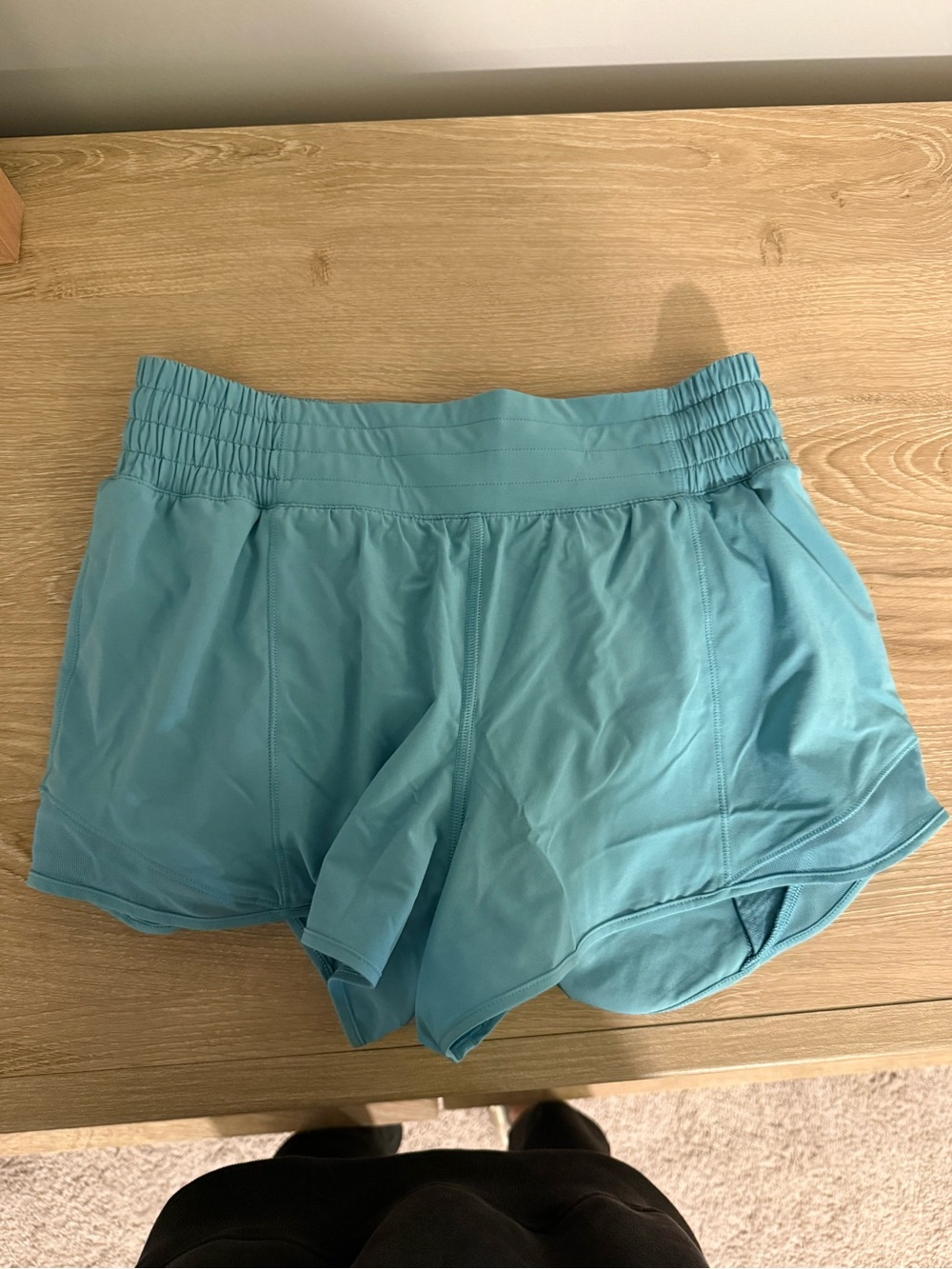 Lululemon EUC Hotty Hot High-Rise Lined Short 2.5" SZ 6 - Picture 3 of 8